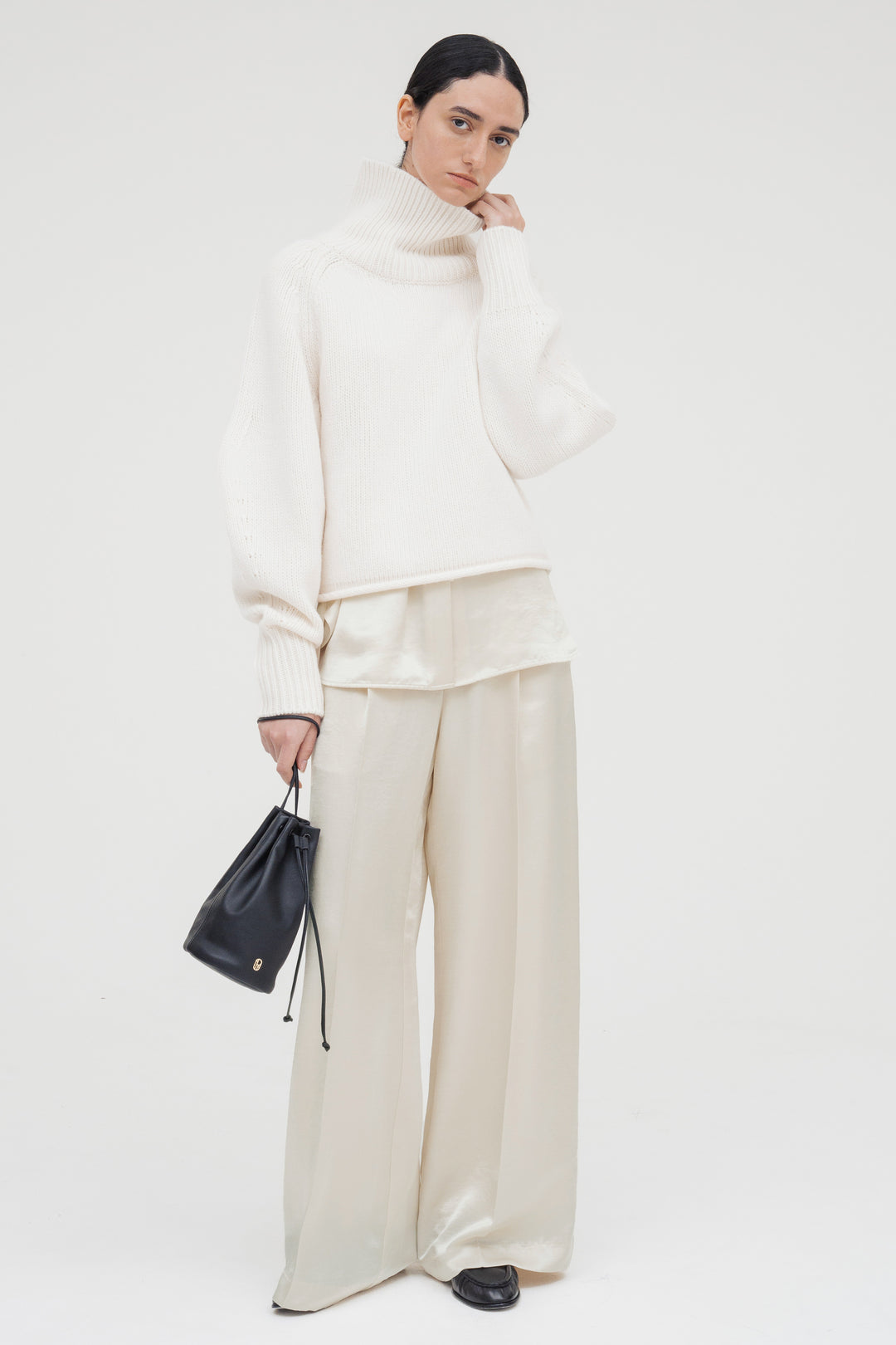 Contour Turtle Neck Knit / White