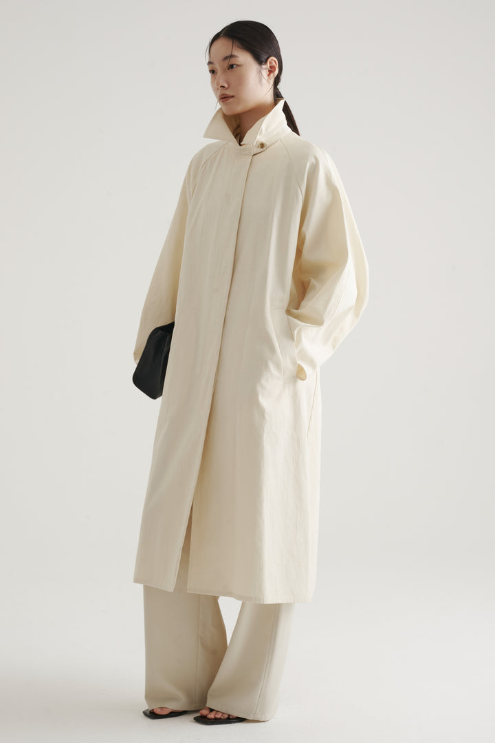 Solid Form Trench Coat / White