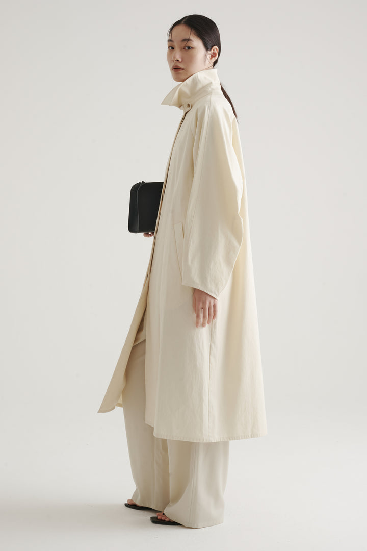 Solid Form Trench Coat / White