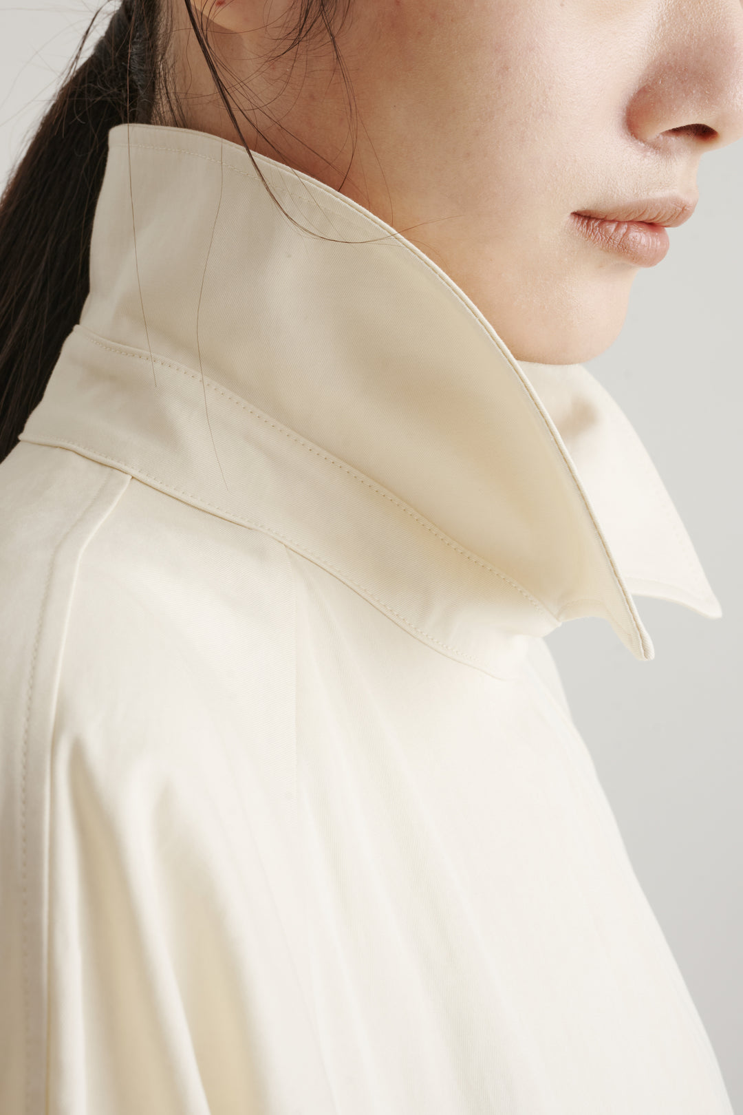 Solid Form Trench Coat / White