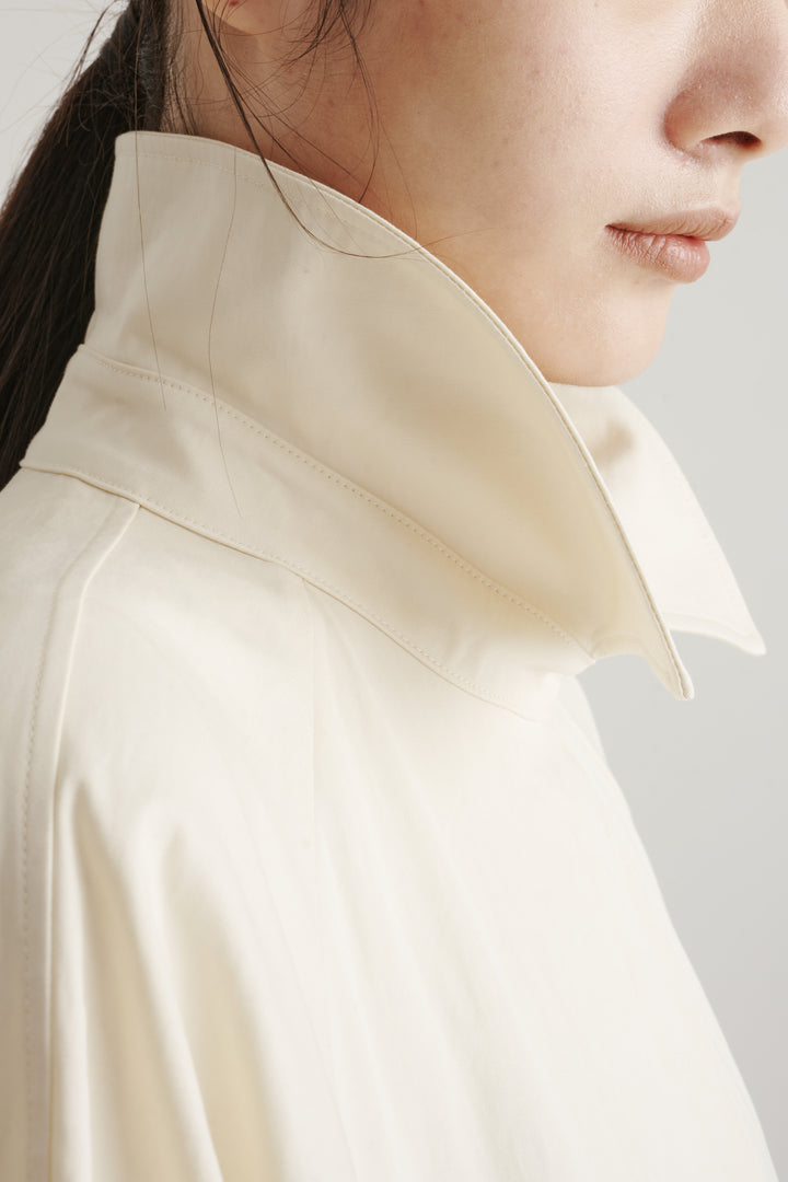 Solid Form Trench Coat / White