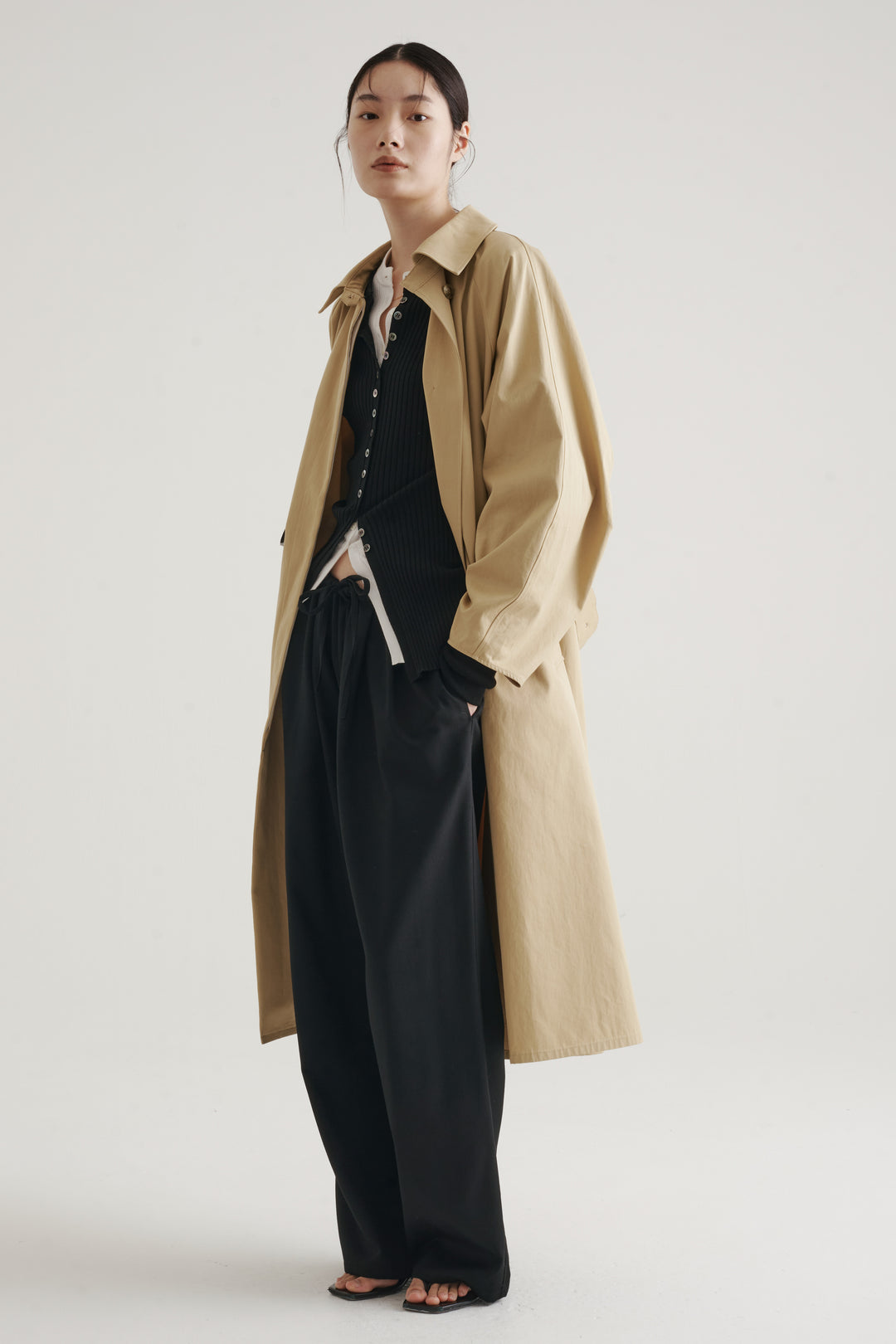 Solid Form Trench Coat / White