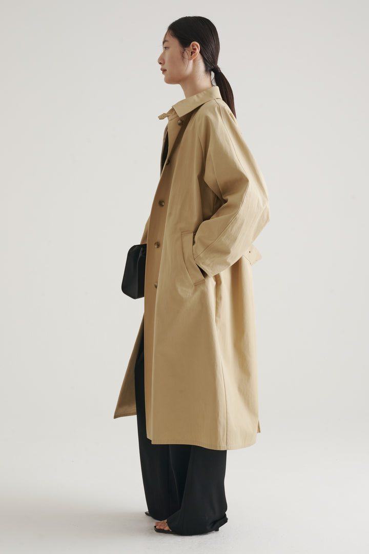 Solid Form Trench Coat / White