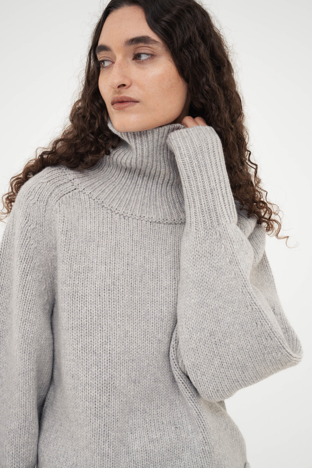 Contour Turtle Neck Knit / Grey
