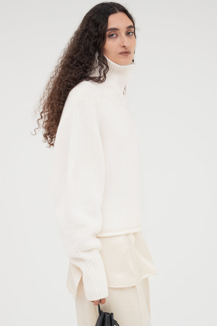 Contour Turtle Neck Knit / Black