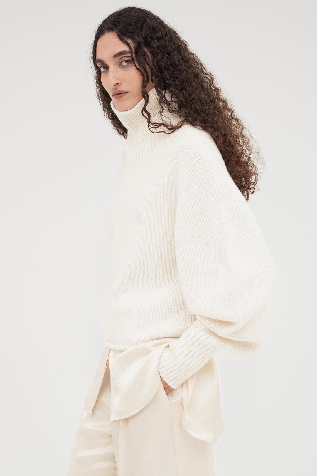 Contour Turtle Neck Knit / Black