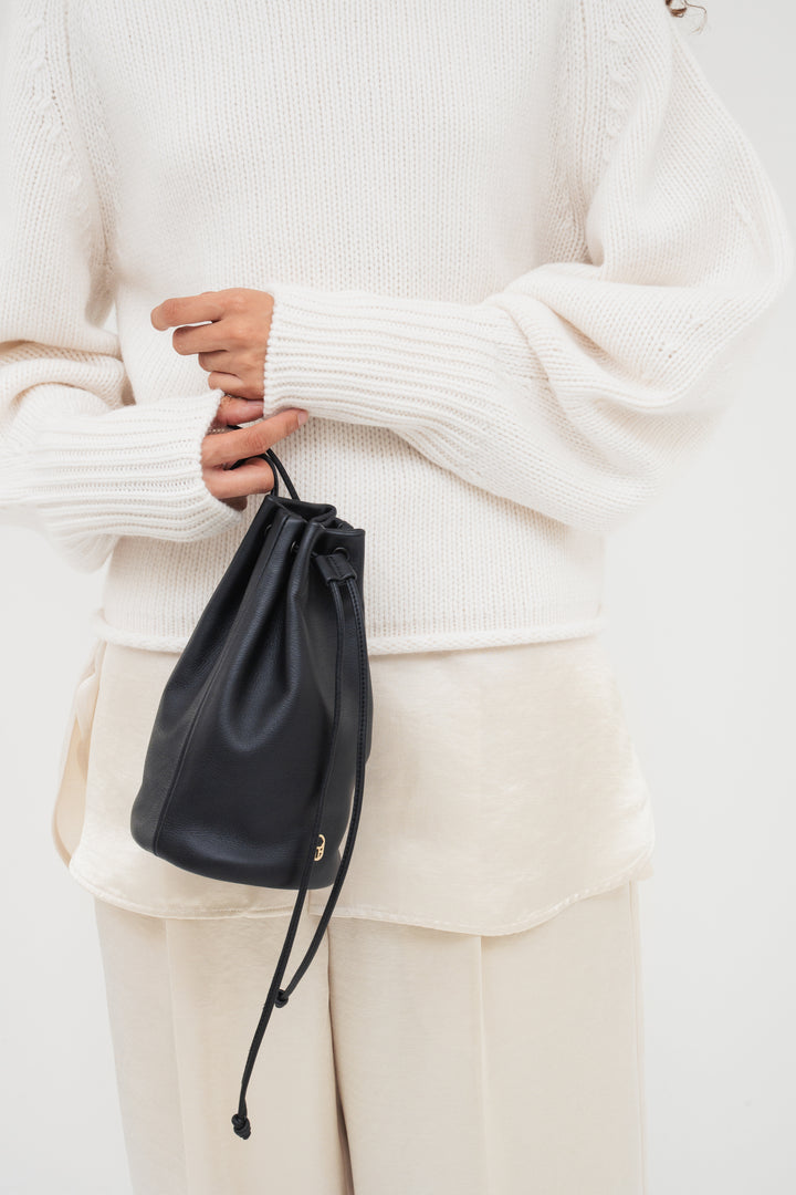 Contour Turtle Neck Knit / Black