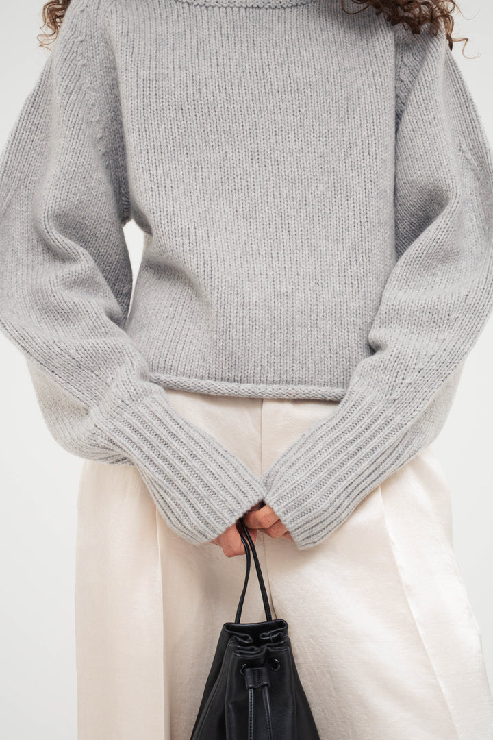 Contour Turtle Neck Knit / Grey