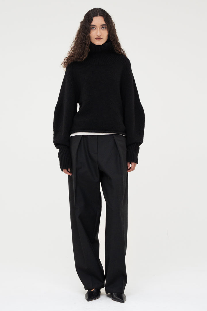 Contour Turtle Neck Knit / Black