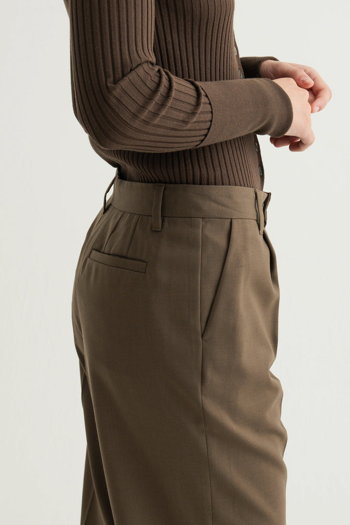 Virgin Wool Slim Straight Pants / Brown
