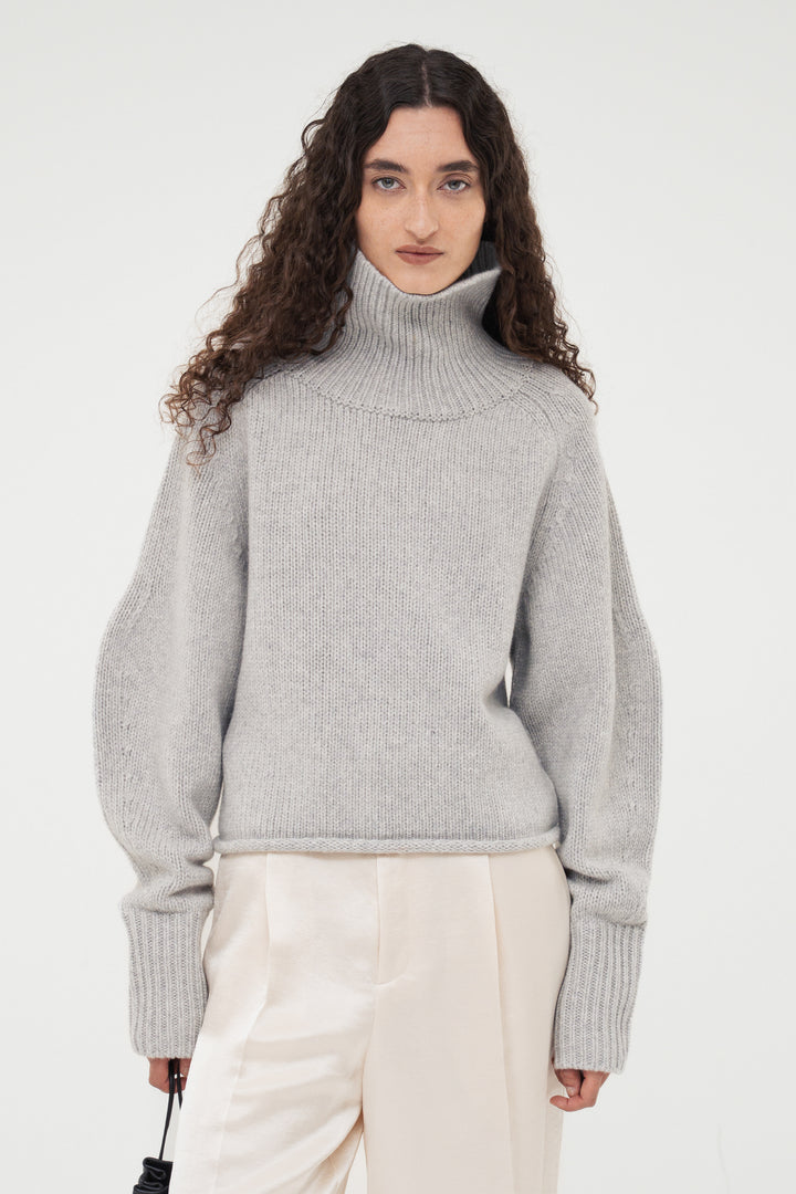 Contour Turtle Neck Knit / Grey