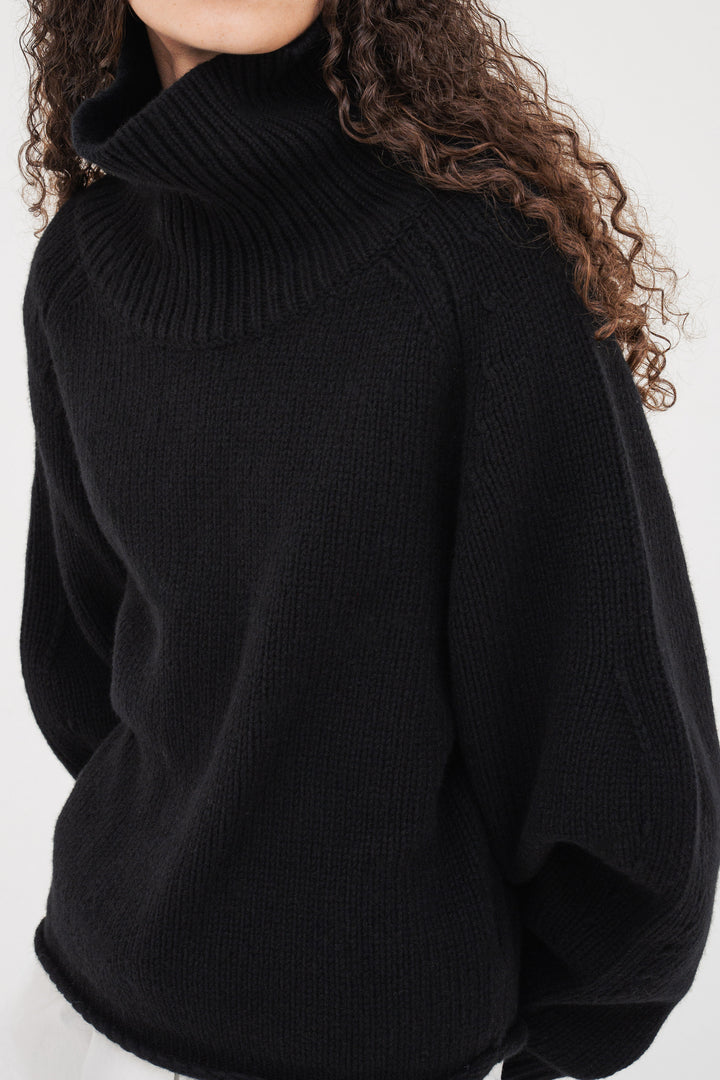 Contour Turtle Neck Knit / Black