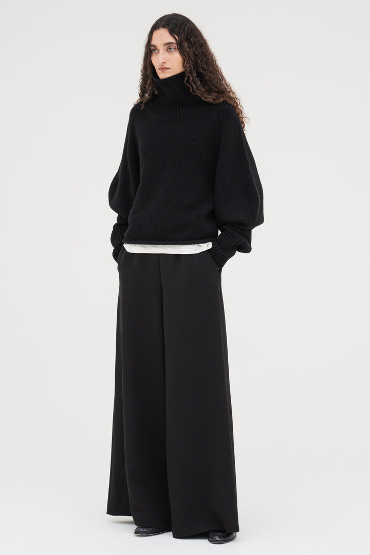 Contour Turtle Neck Knit / Black