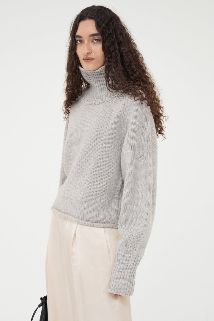 Contour Turtle Neck Knit / Grey